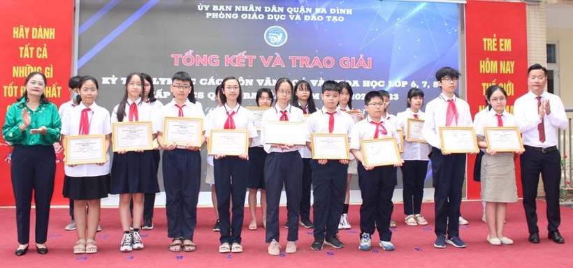 Trưởng Phòng GD&ĐT quận Ba Đình Lê Đức Thuận trao giải cho các học sinh đạt thành tích cao